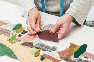 patchwork-parches-tela-costura-mano-mujer-aguja-lugar-trabajo