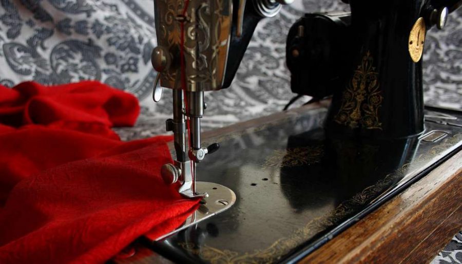 maquina-coser-tela-roja