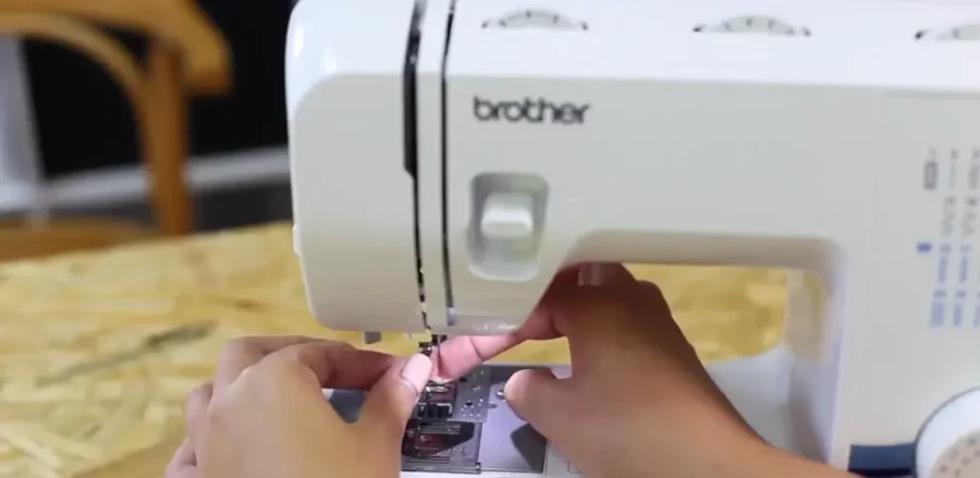 enhebrar aguja en máquina de coser brother rh 137 león